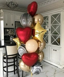 Золотые звёзды, мраморные шары и красные сердца в композиции, купить в Букет шаров Измайлово.
