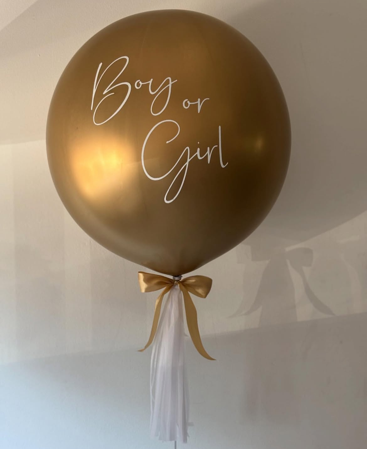 Большой золотой хром шар с надписью Boy or Girl и белой кистью купить в Букет шаров Измайлово.